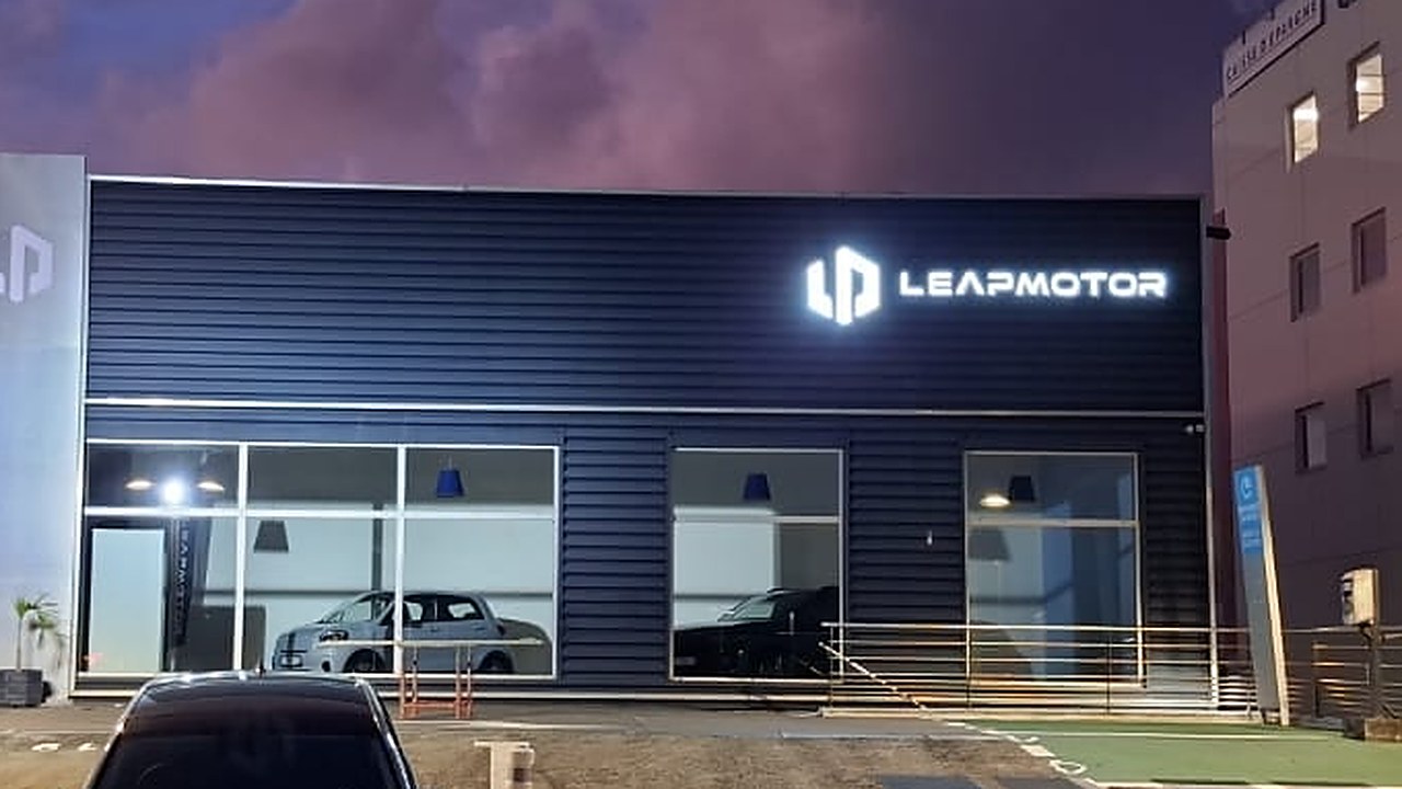 Enseigne lumineuse LED rétroéclairée installée par Freshprint en Martinique — concession Leapmotor à la tombée de la nuit